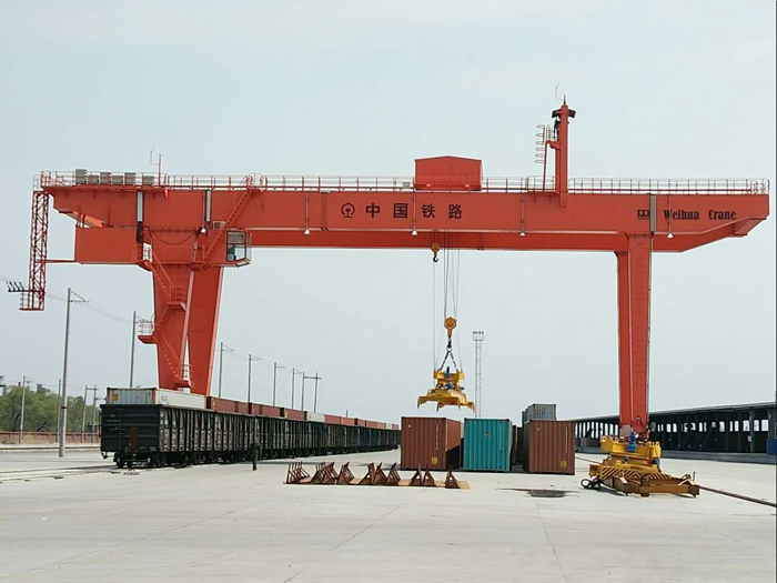Rail-mounted container gantry 